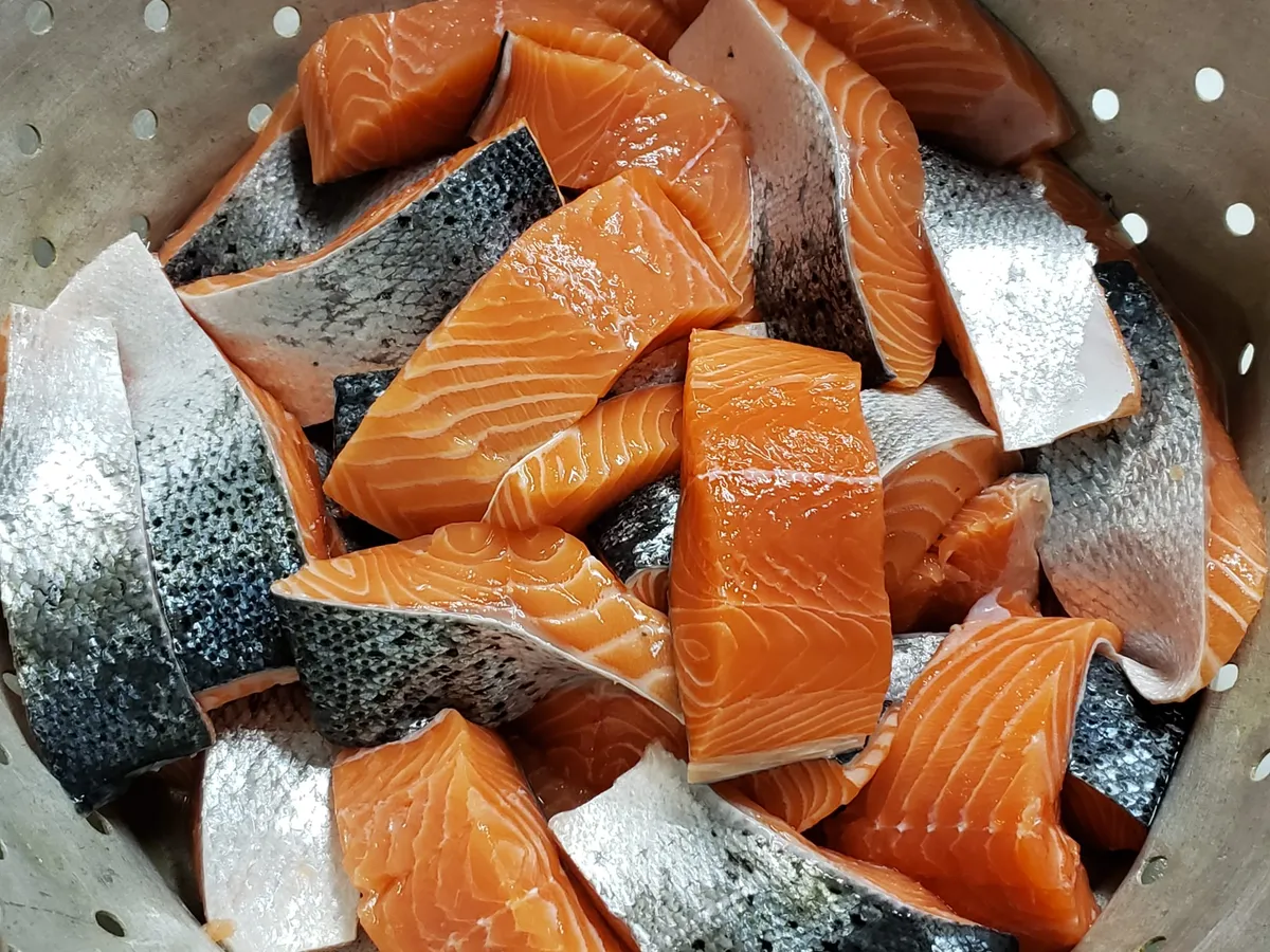 Frisch geschnittene Lachsstücke aus der Räucherei von Tillmanns