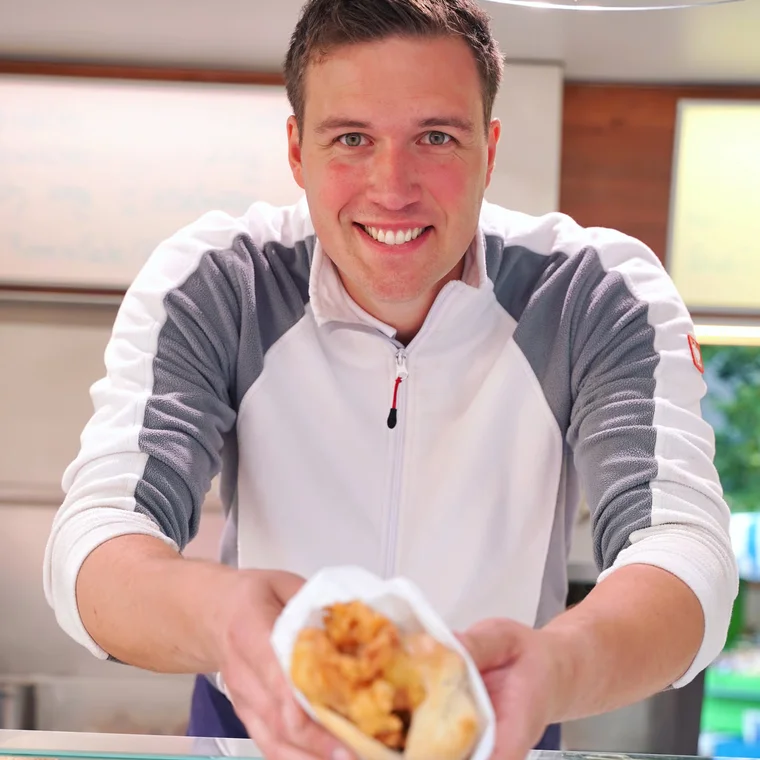 Frisch zubereitetes Backfischbrötchen bei Tillmanns