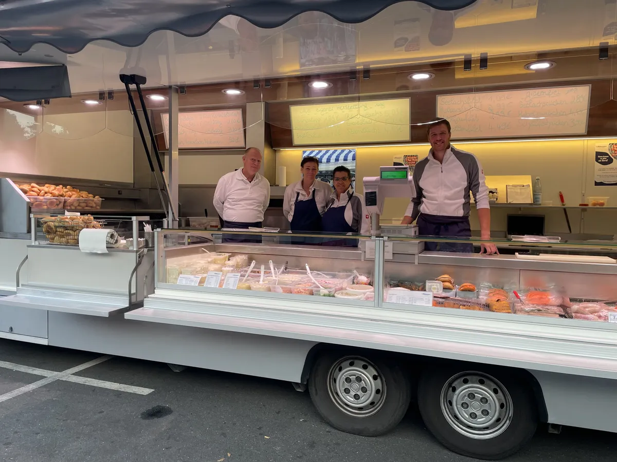 Das Team von Tillmanns Fisch & Feinkost hinter der Theke des Marktwagens